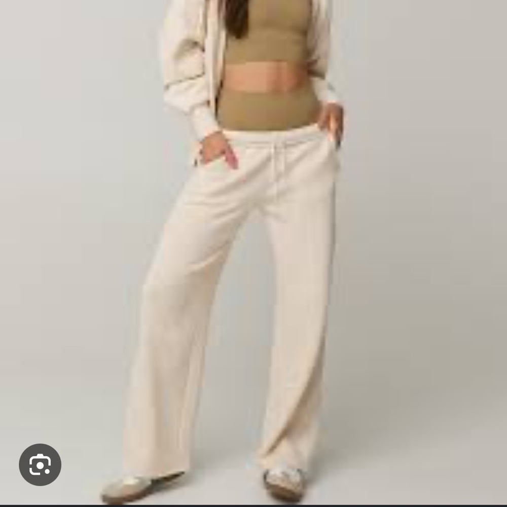 OFFLINE By Aerie Cloud Fleece Trouser
Size Medium, NWT
Color Heather Frost